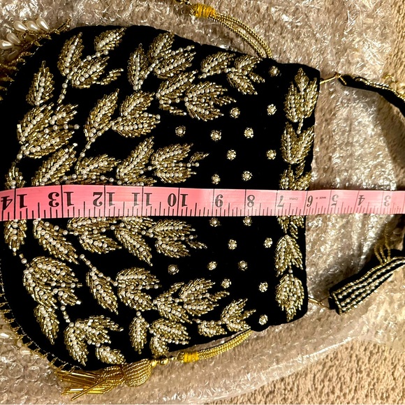 Women Indian saree clutch potli bag embroidered black velvet - Picture 2 of 2